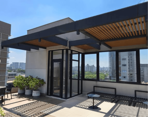 Cobertura e fechamento de vidro em terraço