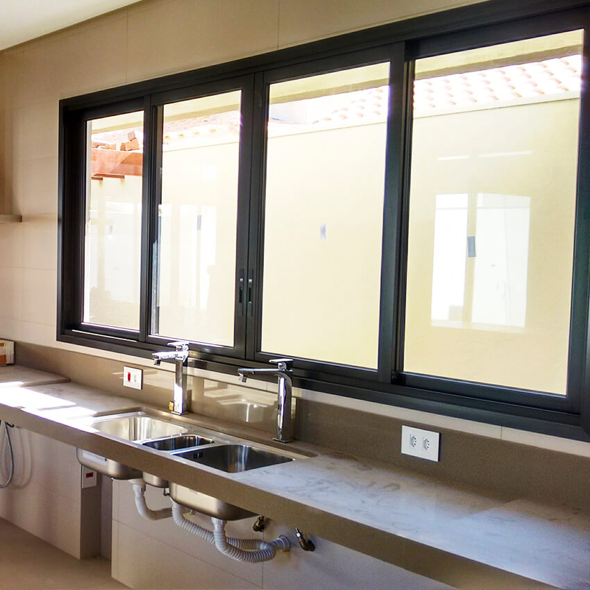Janela de alumínio preto em cozinha