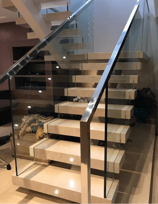 Guarda-corpo de vidro com corrimão em inox